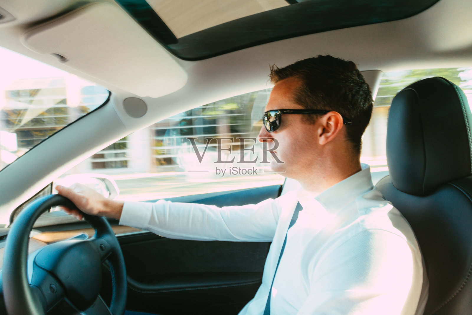 在城市里开着现代电动汽车的人照片摄影图片