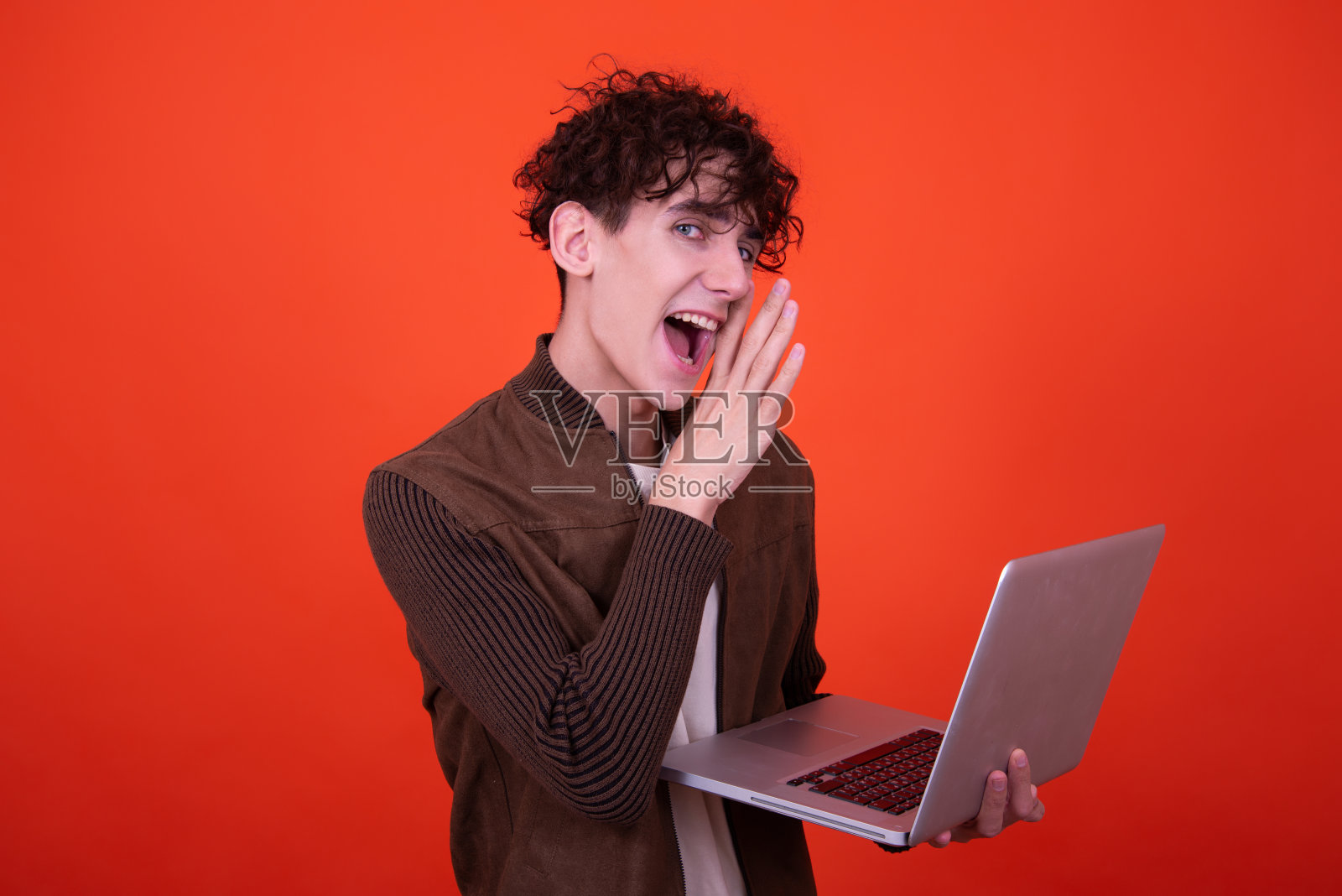 欢快有趣的学生和一台笔记本电脑。照片摄影图片