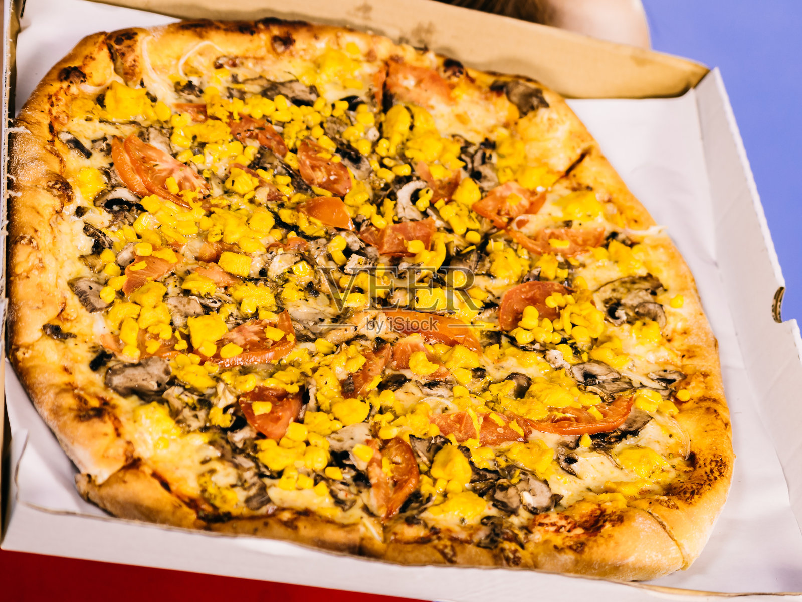 大盒新鲜披萨，垃圾食品照片摄影图片