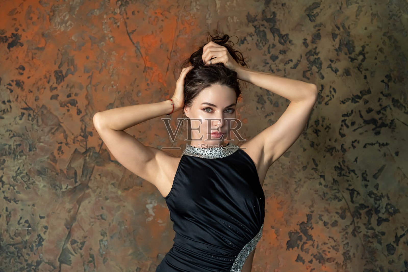 穿着黑色晚礼服的漂亮女人照片摄影图片