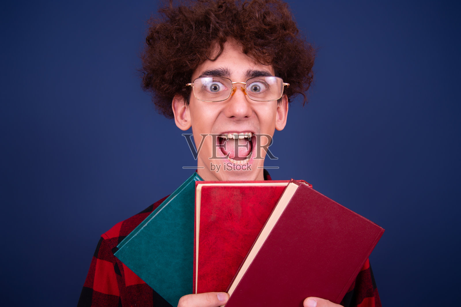 有趣的人拿着不同的书。照片摄影图片