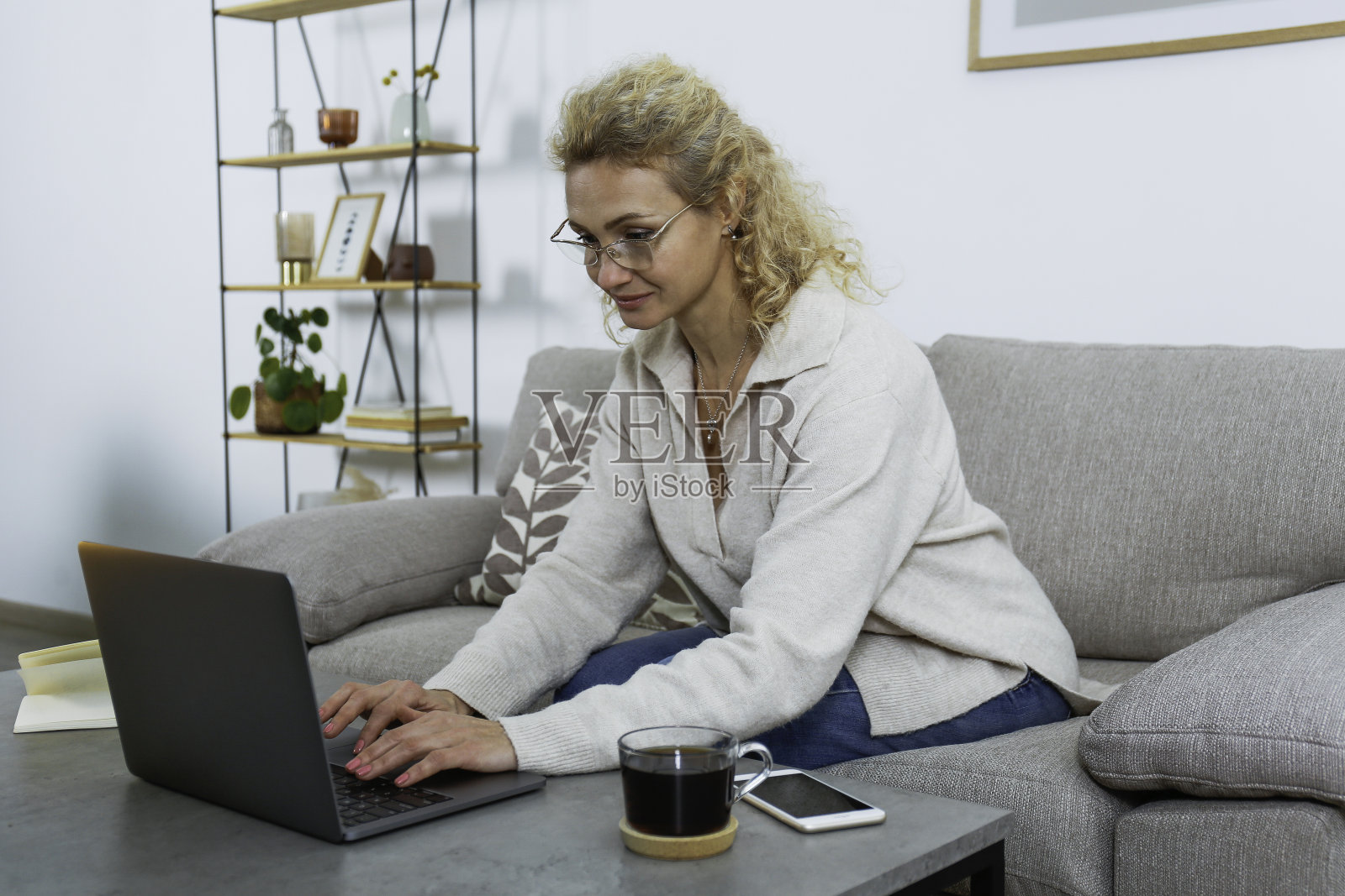 金发女人在家。照片摄影图片