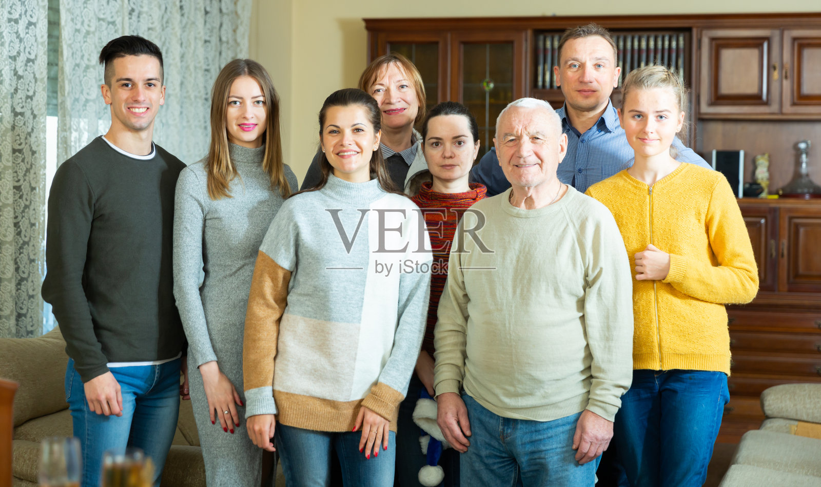 幸福的家庭在家里摆姿势照片摄影图片