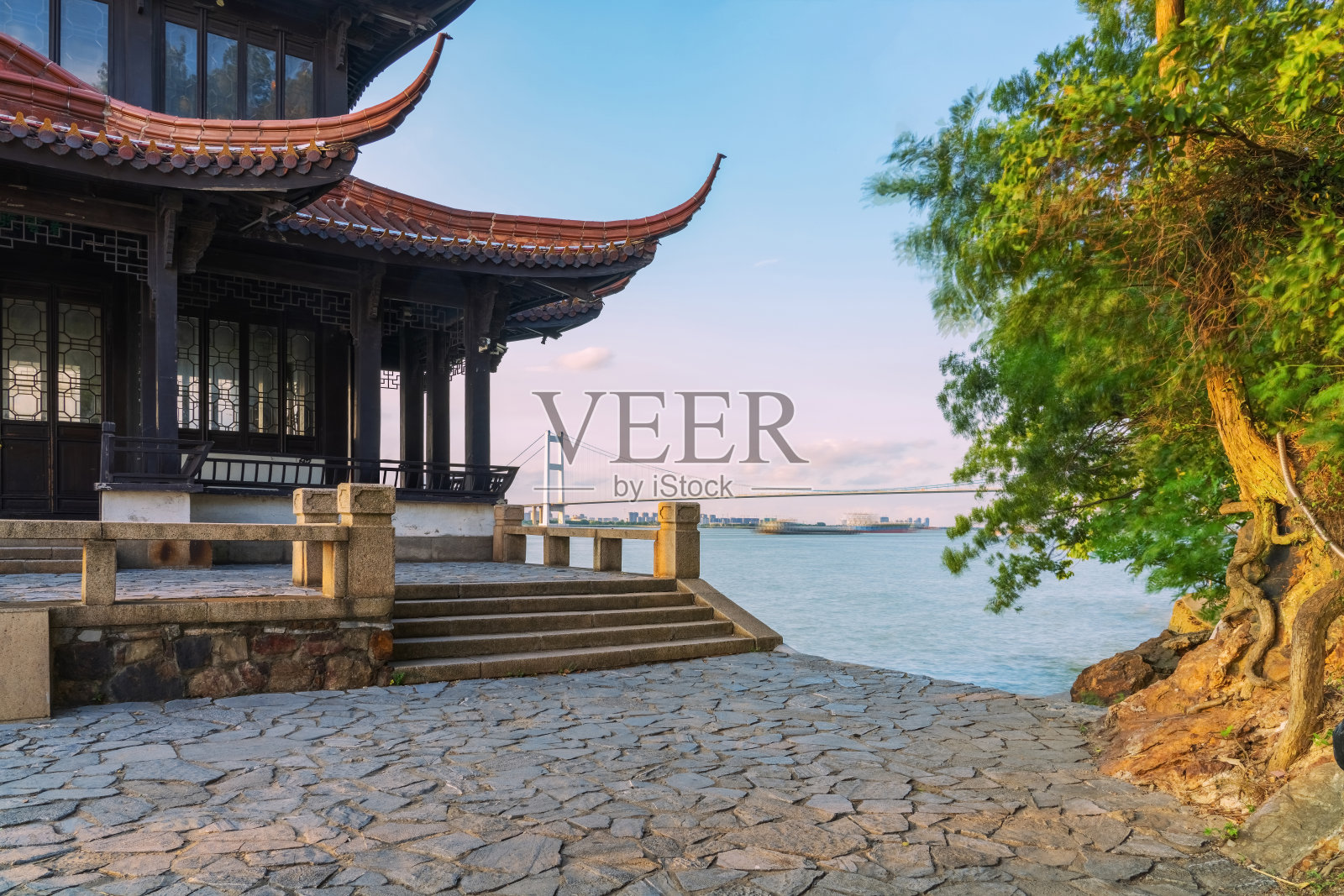 中国江苏江阴长江边的古塔和长江大桥照片摄影图片