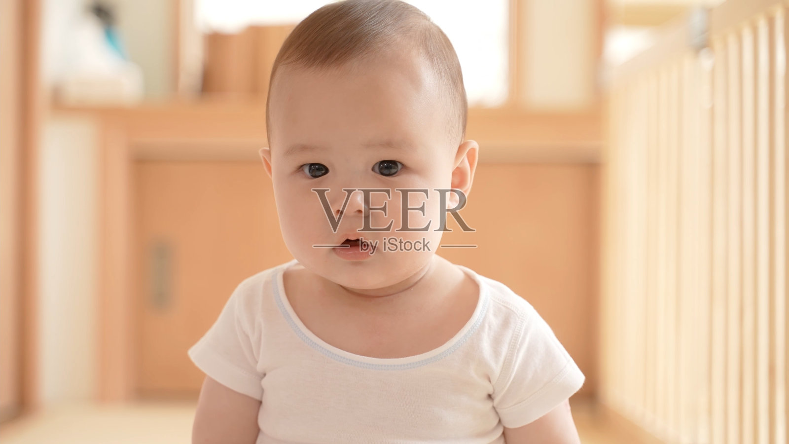 婴儿在客厅微笑的肖像照片摄影图片