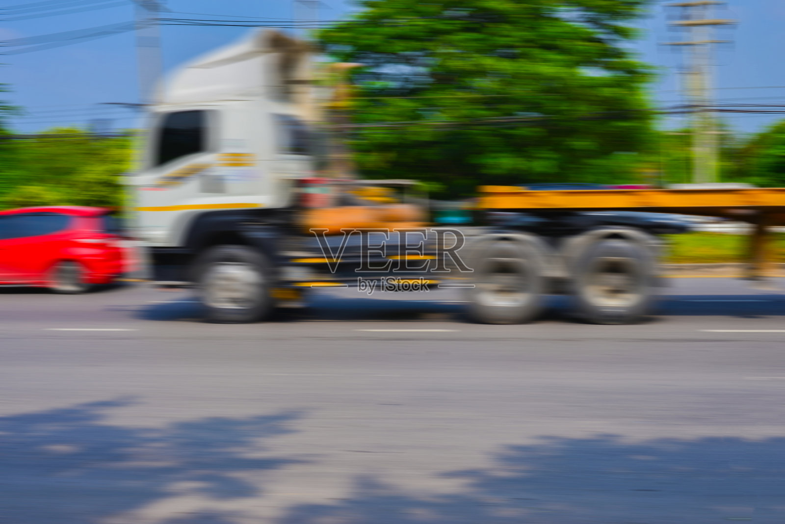 模糊运动的卡车运输。照片摄影图片