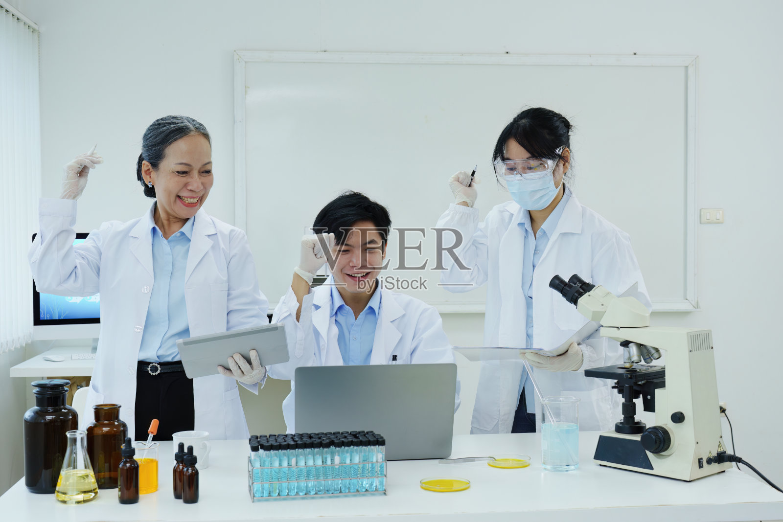 科学家分析化学样品讨论技术创新照片摄影图片