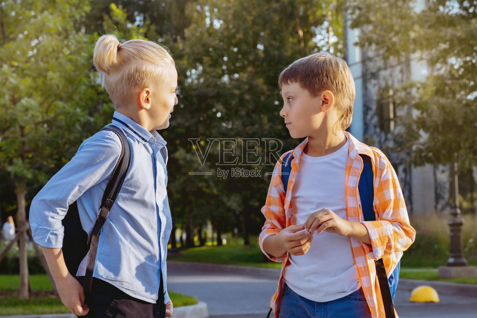 孩子们去上学。学年开始照片摄影图片