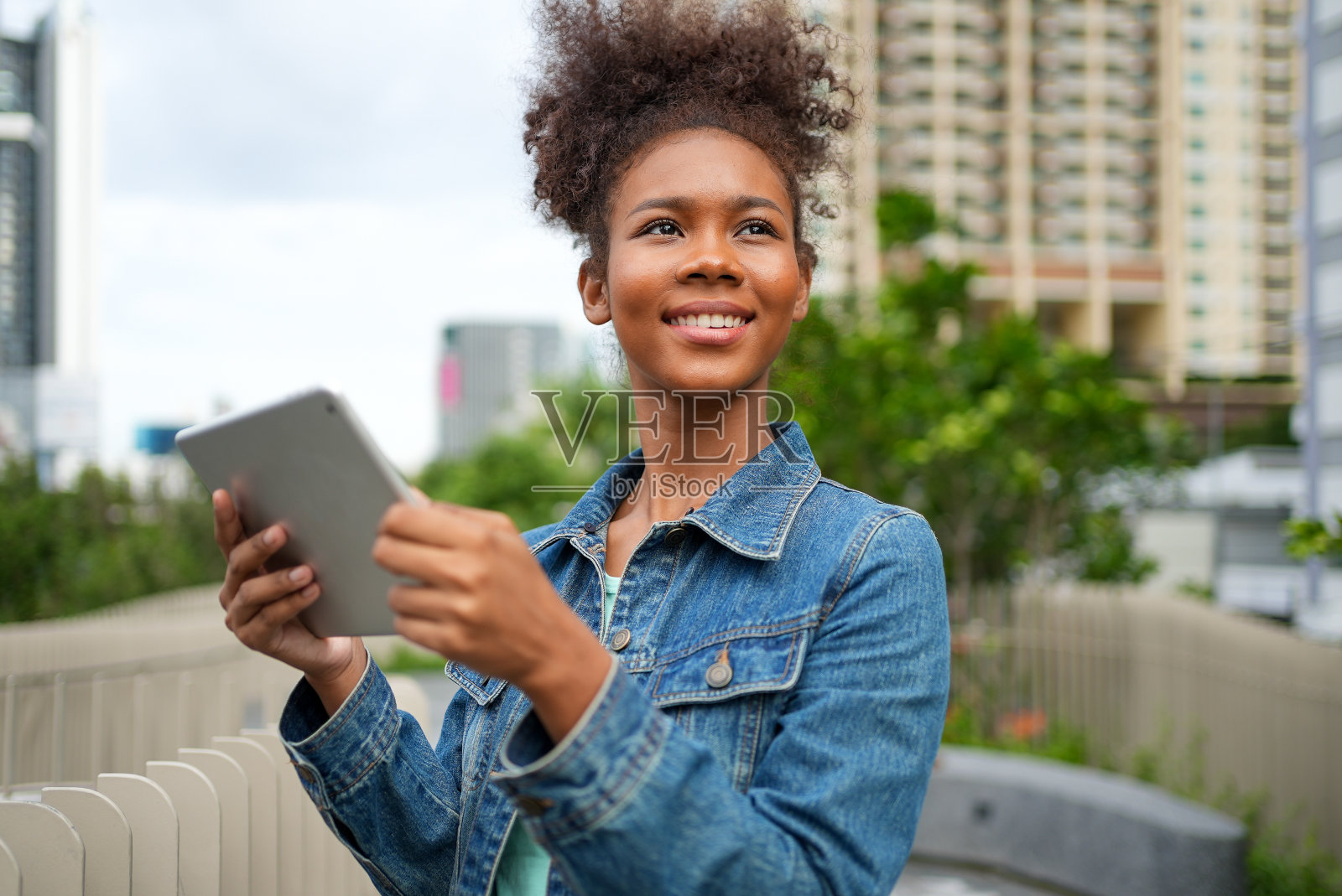 黑人女交换生在城市，奖学金新学期留学，快乐黑人女微笑肖像大学，女大学双肩包。奖学金、交流生城市城市概念。照片摄影图片