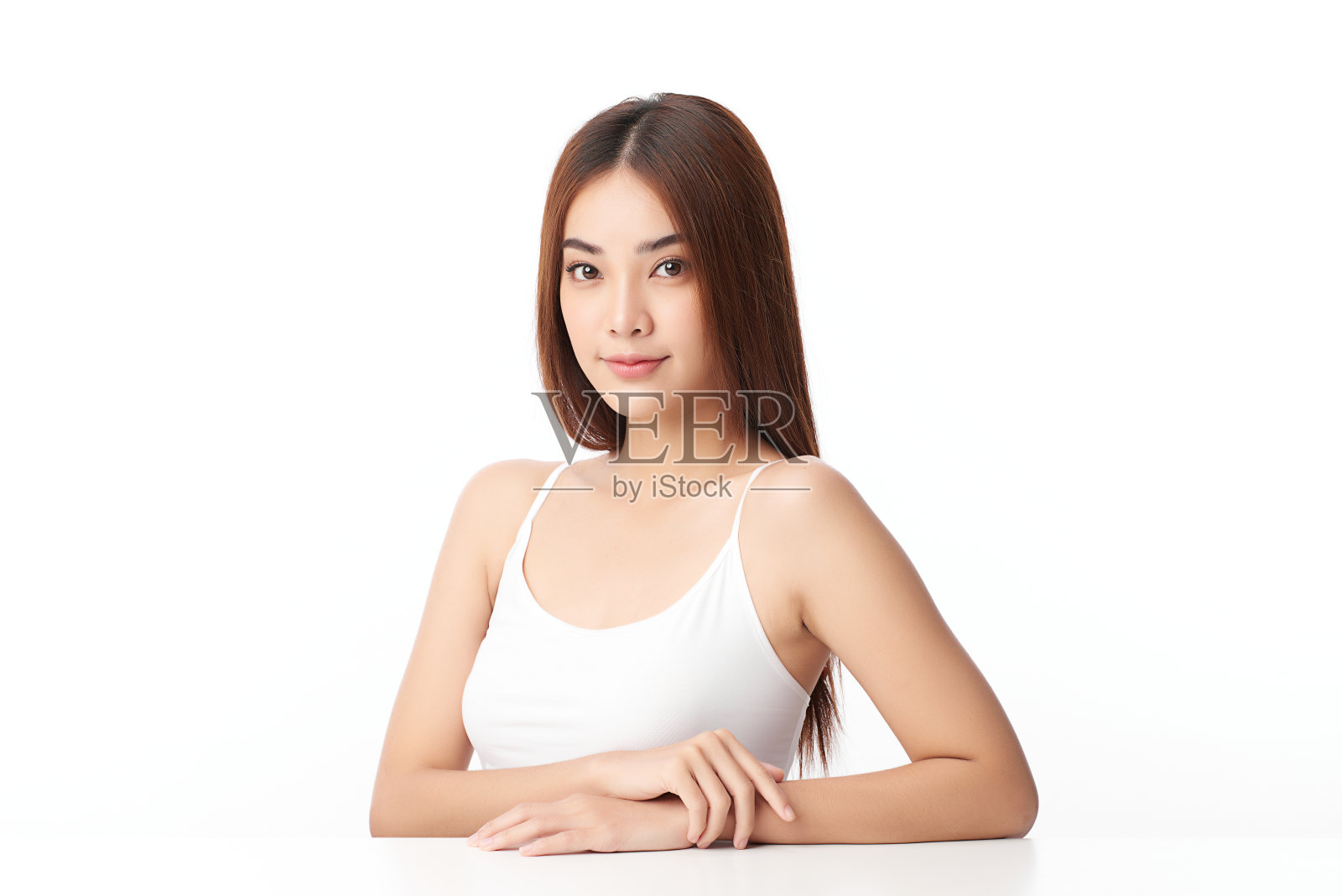 美丽年轻的亚洲女性与干净清新的皮肤在白色的背景，脸部护理，面部治疗，美容，美容和水疗，亚洲女性肖像。照片摄影图片