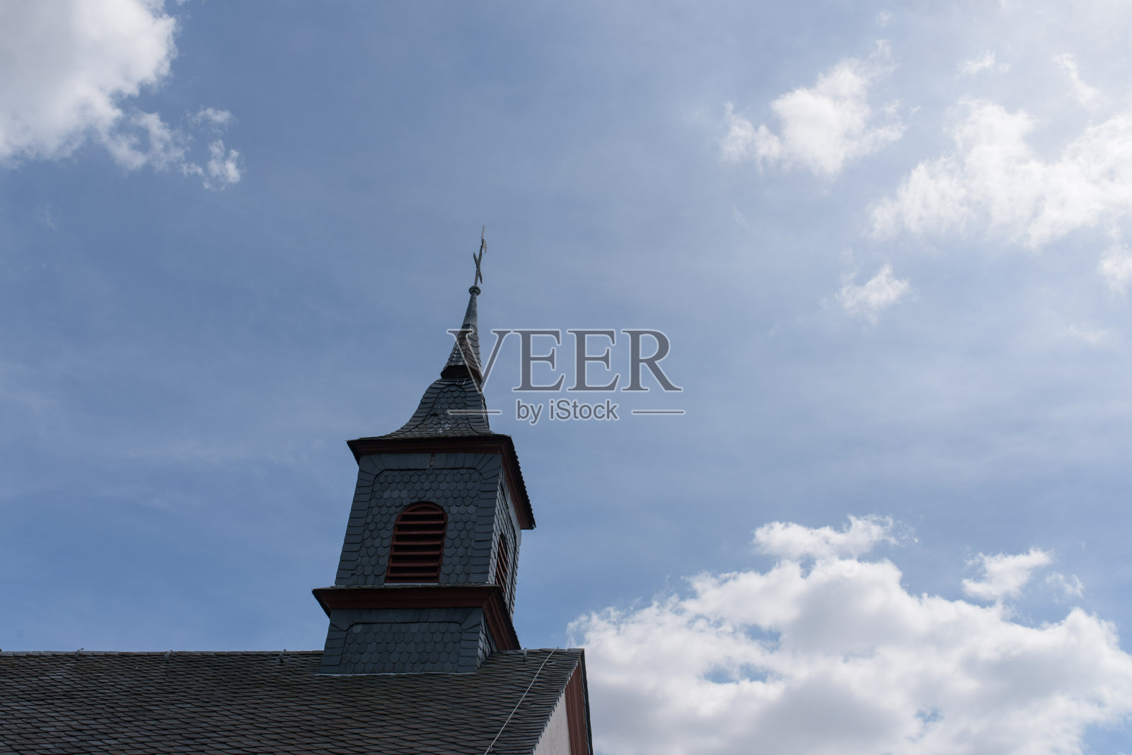 多云天空下教堂尖顶的细节照片摄影图片