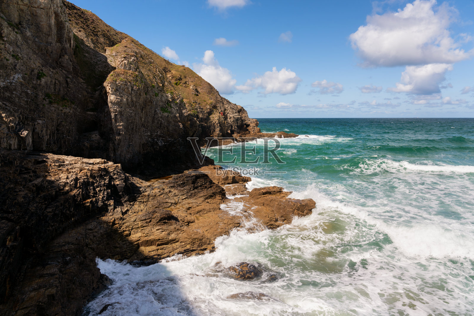 Perranporth海滩附近的岩石海岸线照片摄影图片