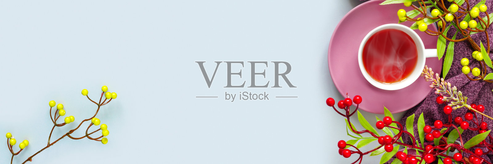 丁香杯热茶，秋叶，花楸枝，蓝底。假日概念明信片。照片摄影图片