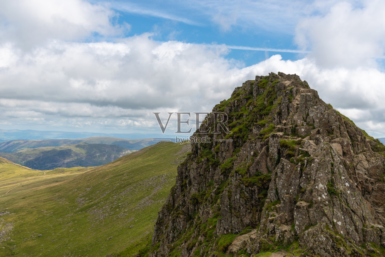 国家公园湖区，Helvellyn Hills，在雾中攀登Thirlmere湖和Red Tarm，跨越大步边缘和漩涡边缘。照片摄影图片