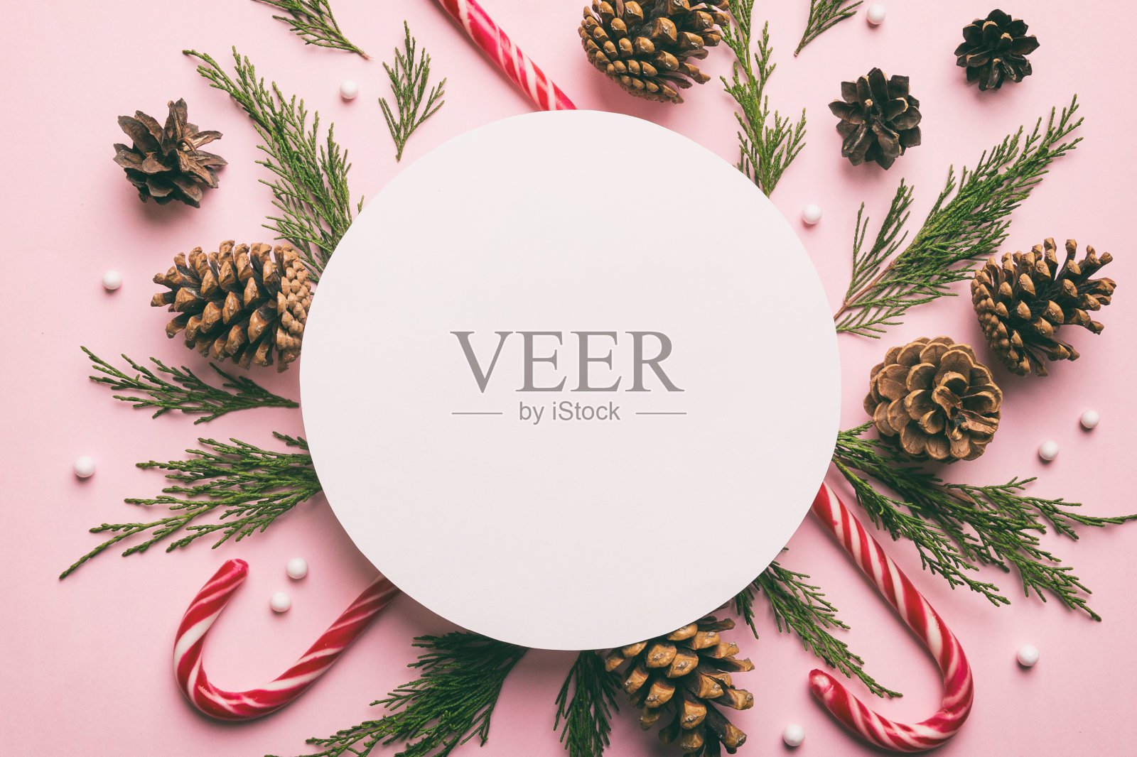 扁平的圣诞作曲。圆纸空白，松树树枝，圣诞装饰彩色背景。俯视图，复制文本空间照片摄影图片