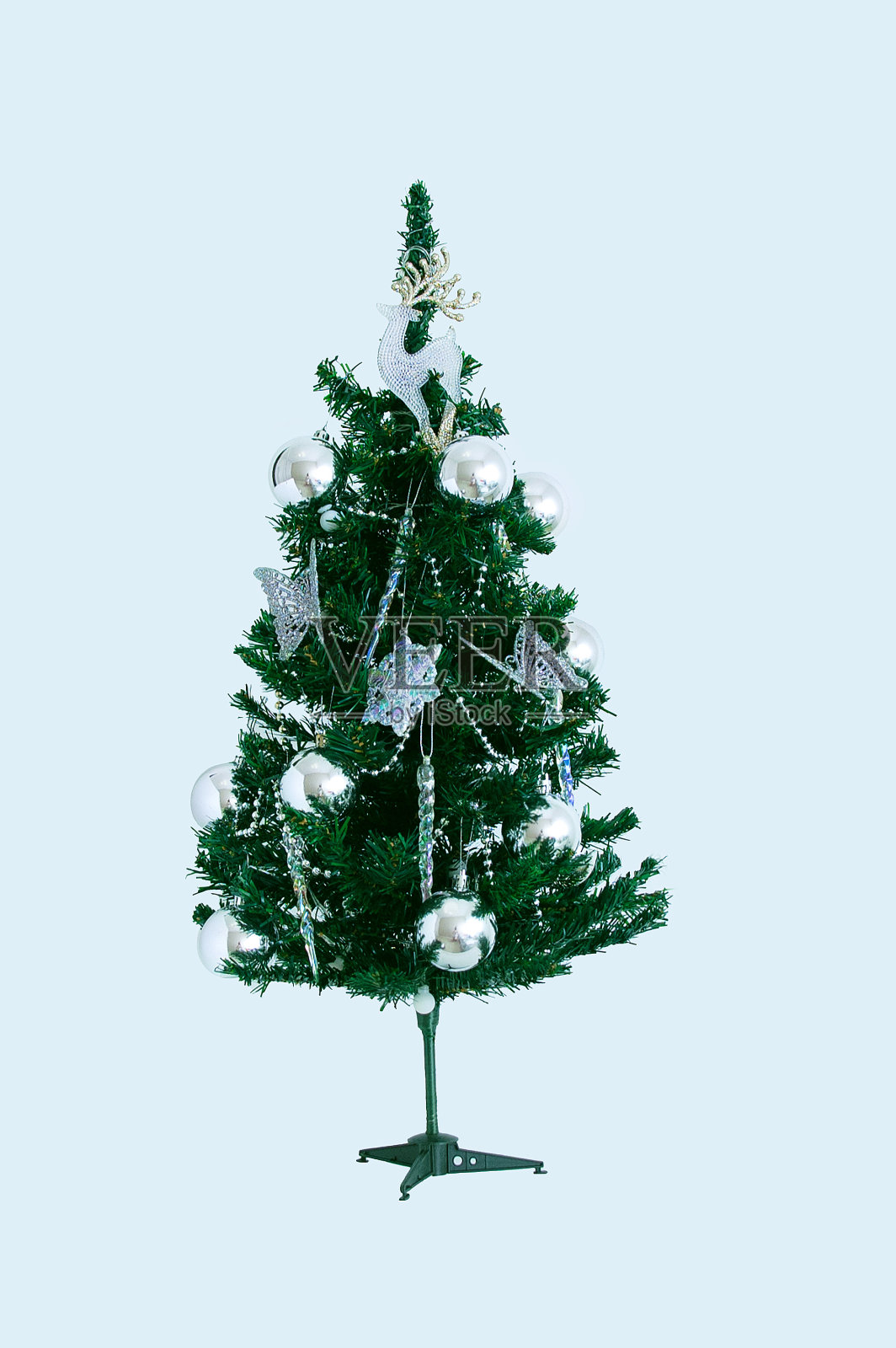 圣诞节人造银饰树。白色背景。照片摄影图片