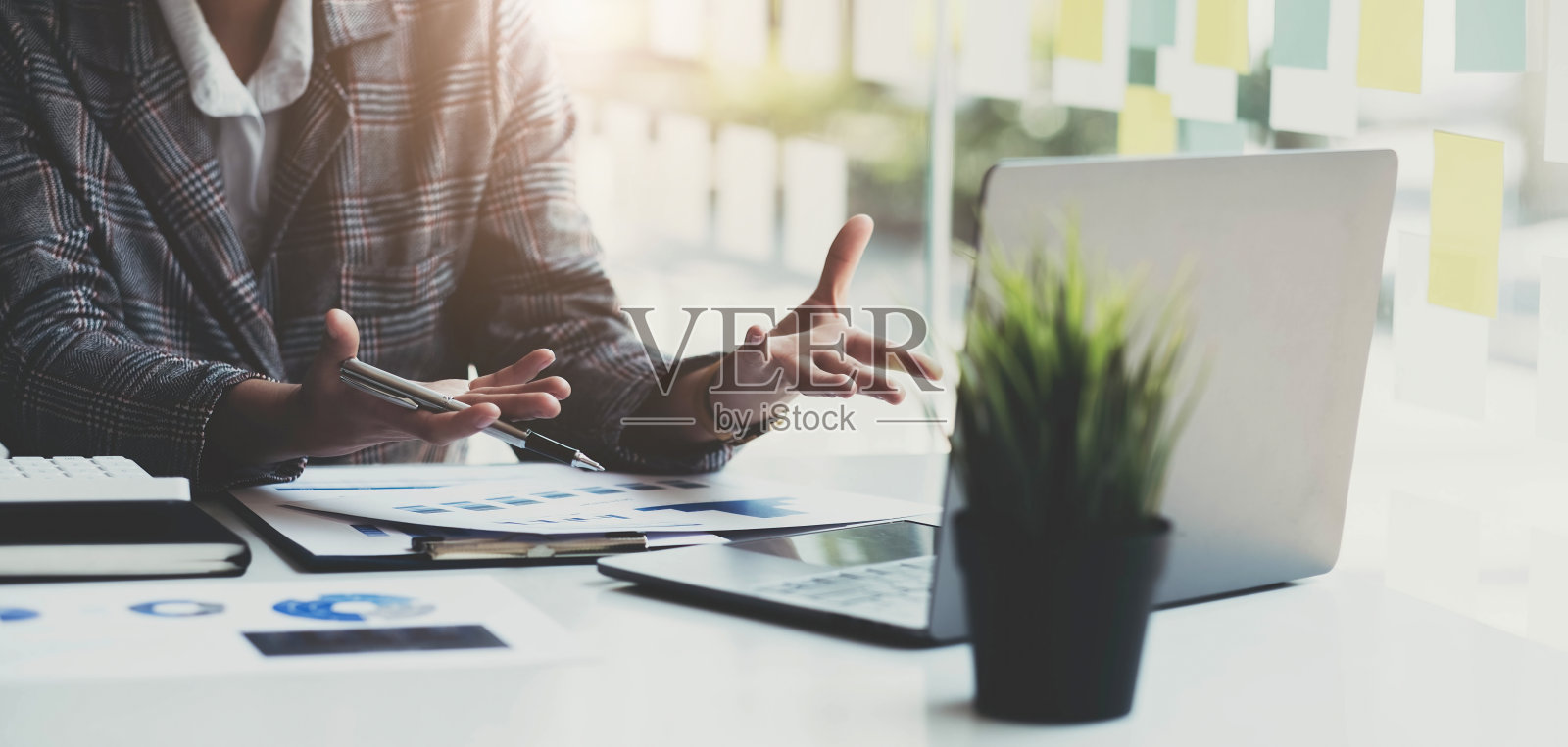 特写:女商人在办公室忙着用笔记本电脑工作。照片摄影图片