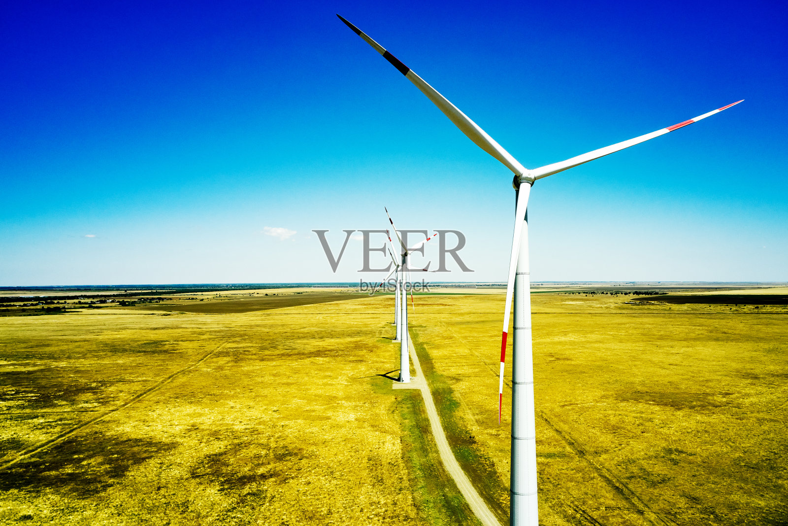 大草原上的风力发电厂映衬着一架无人机拍摄的蓝天照片摄影图片