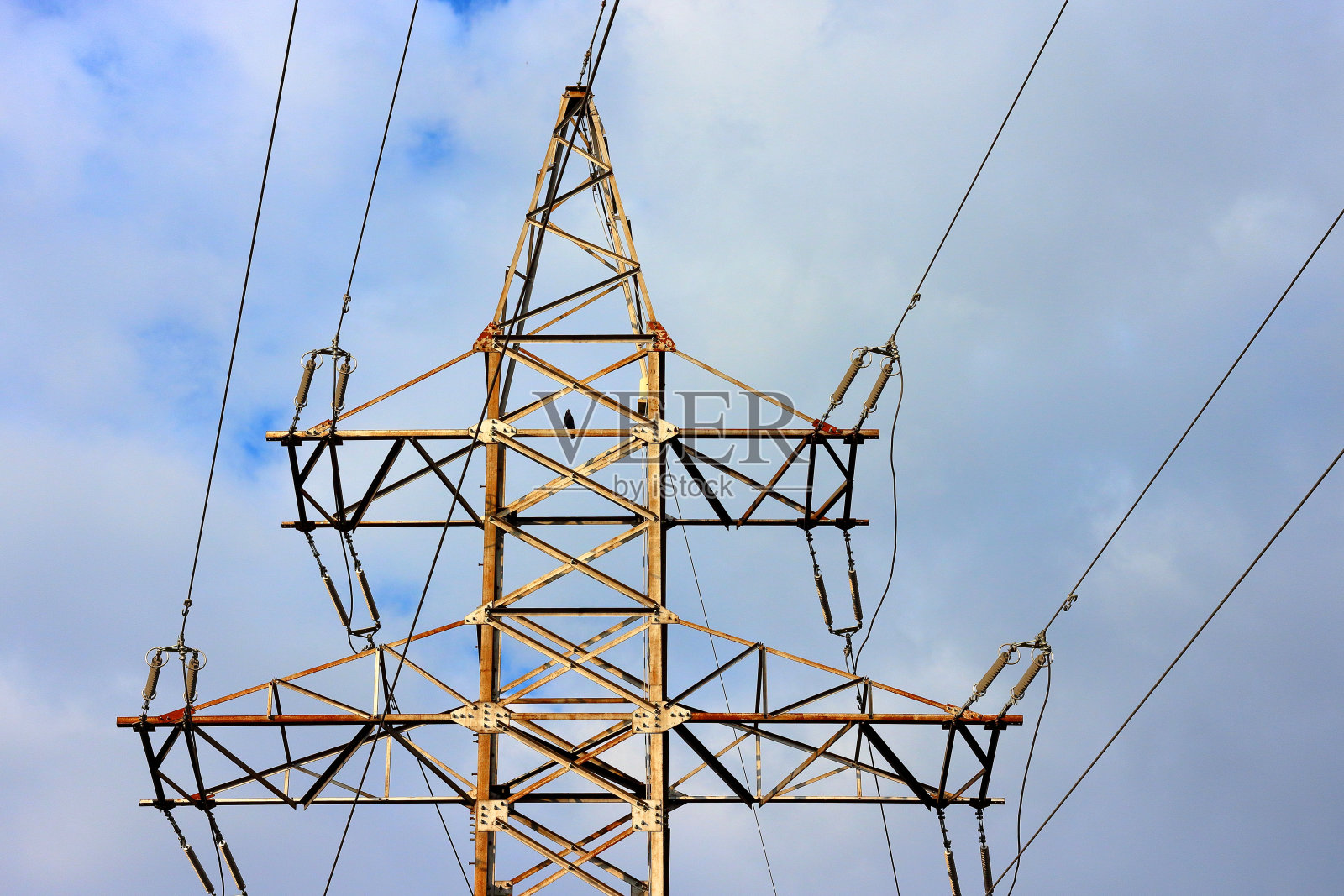 110千伏高压输电线金属支架。输电塔或输电塔与蓝天。片段照片摄影图片