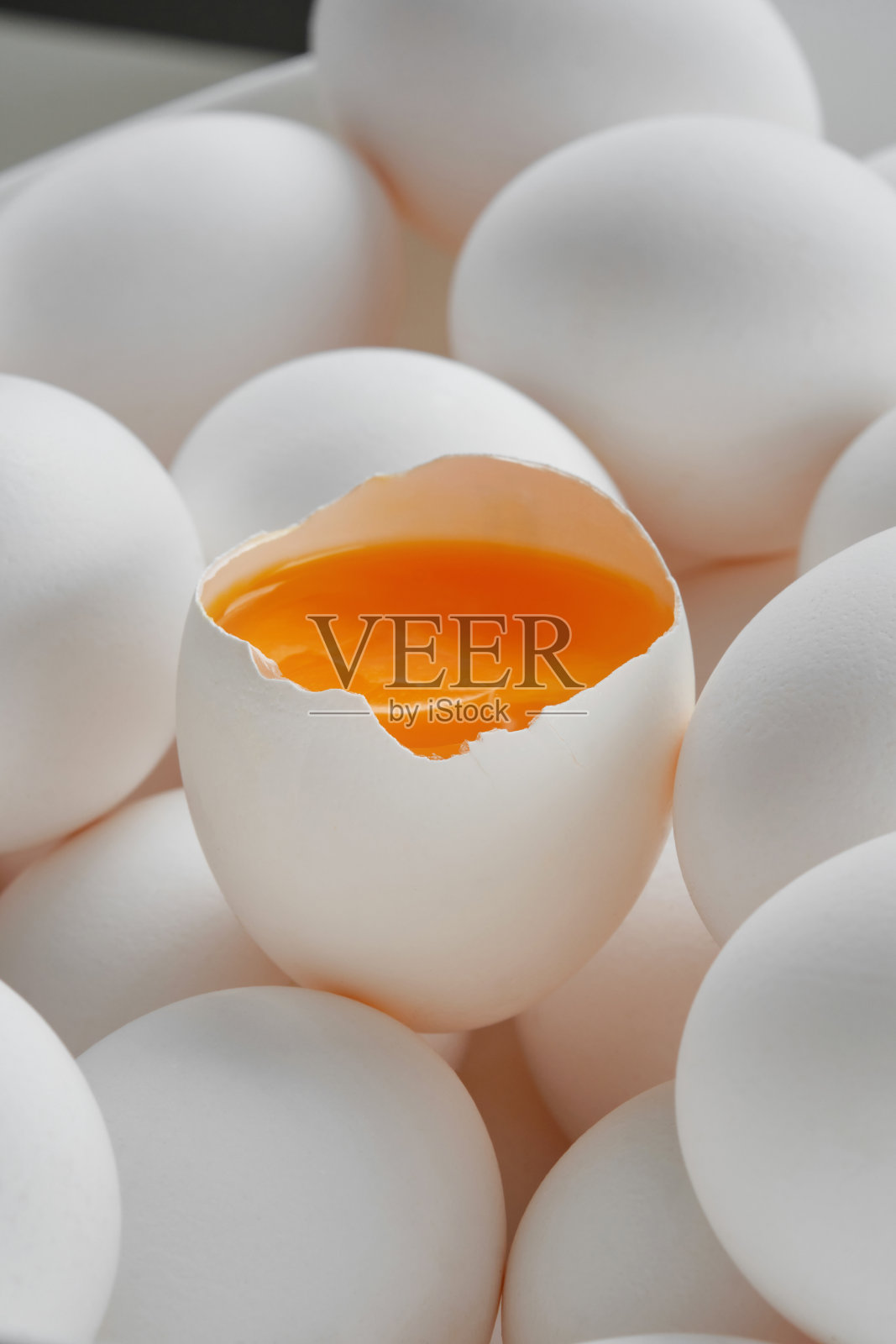 白鸡蛋，整鸡蛋和带蛋黄的破鸡蛋。照片摄影图片