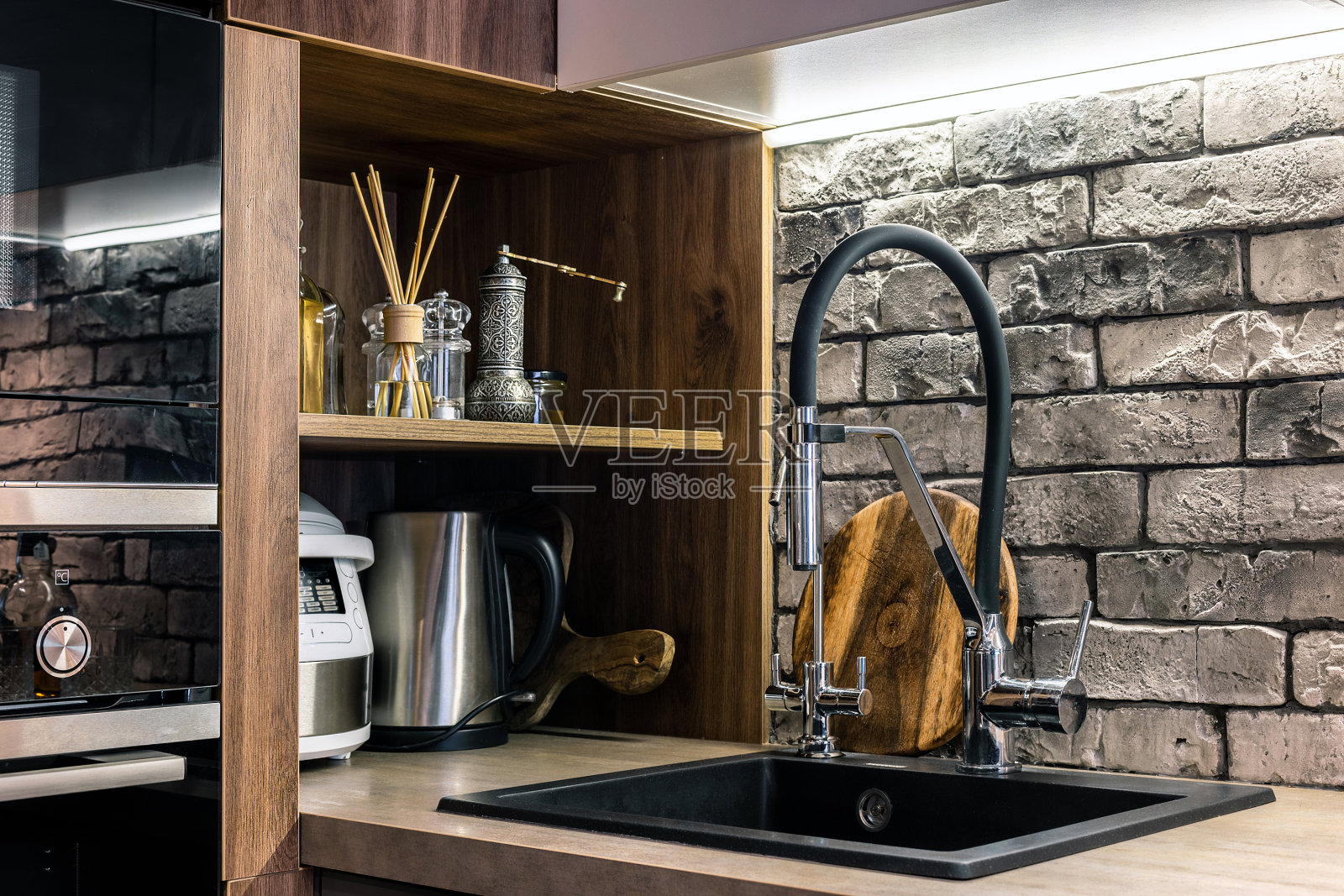 带水龙头的厨房水槽照片摄影图片