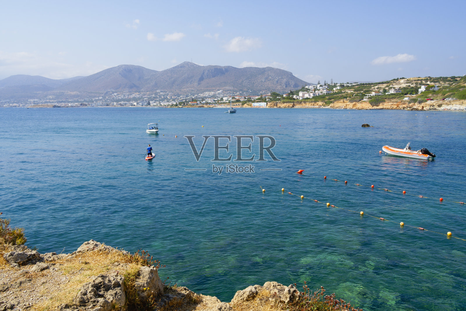 赫索尼索斯湾的夏日清晨，雾蒙蒙的照片摄影图片