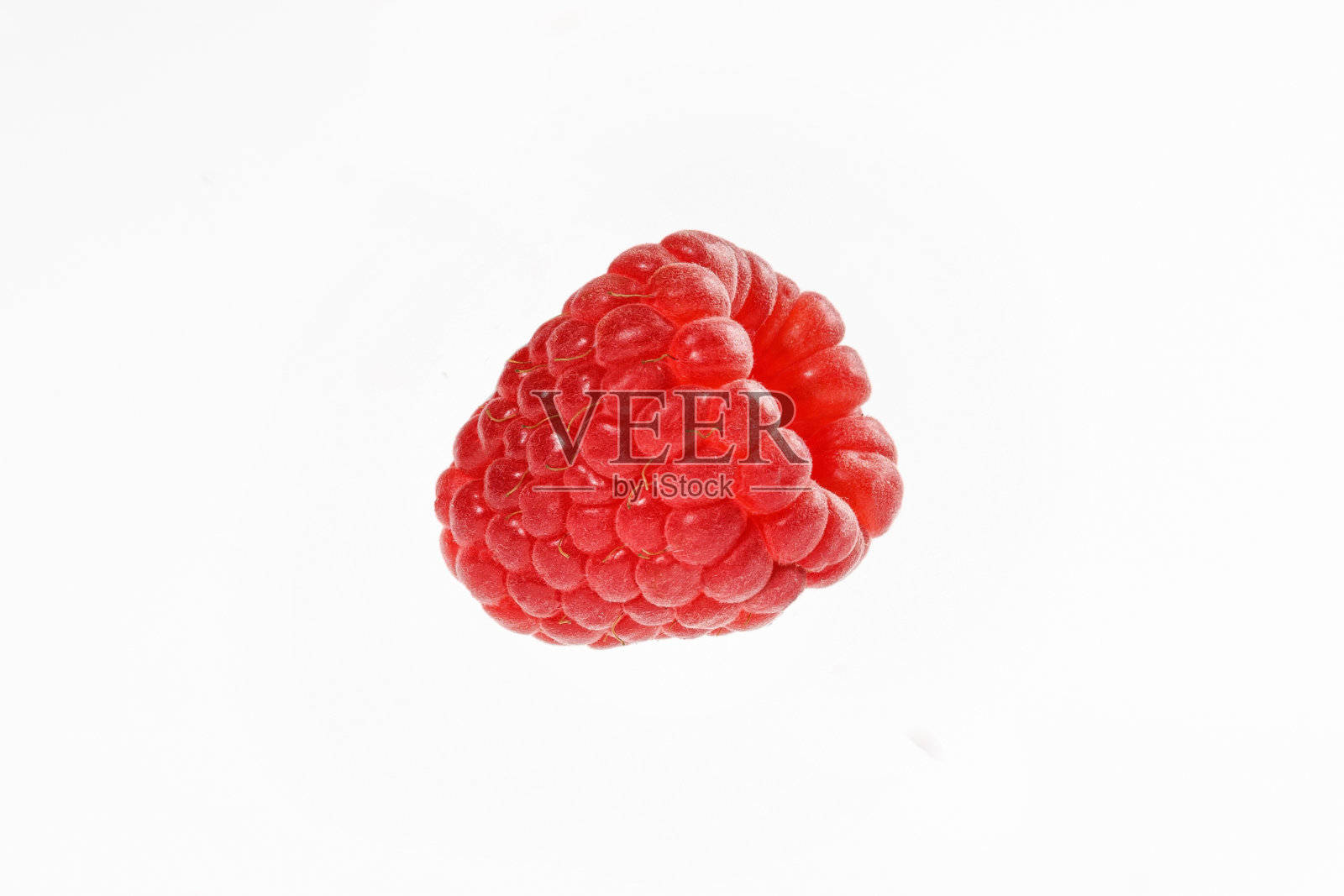 树莓浆果，白色背景上有独立的绿叶。带有修剪路径的覆盆子。照片摄影图片