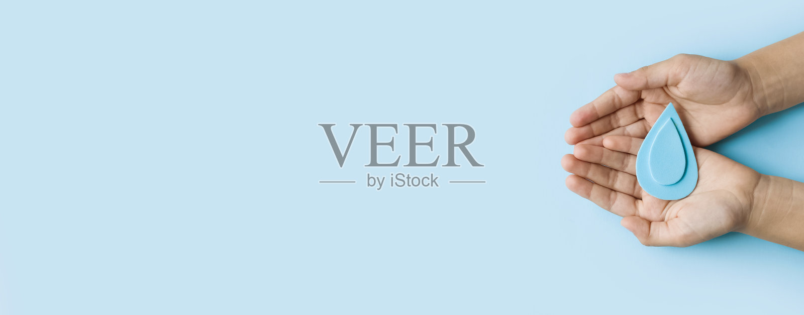 全球小儿麻痹症的一天。10月24日。儿童手中的蓝色水滴是小儿麻痹症疫苗的象征。脊髓灰质炎是由脊髓灰质炎病毒引起的致残和危及生命的疾病照片摄影图片