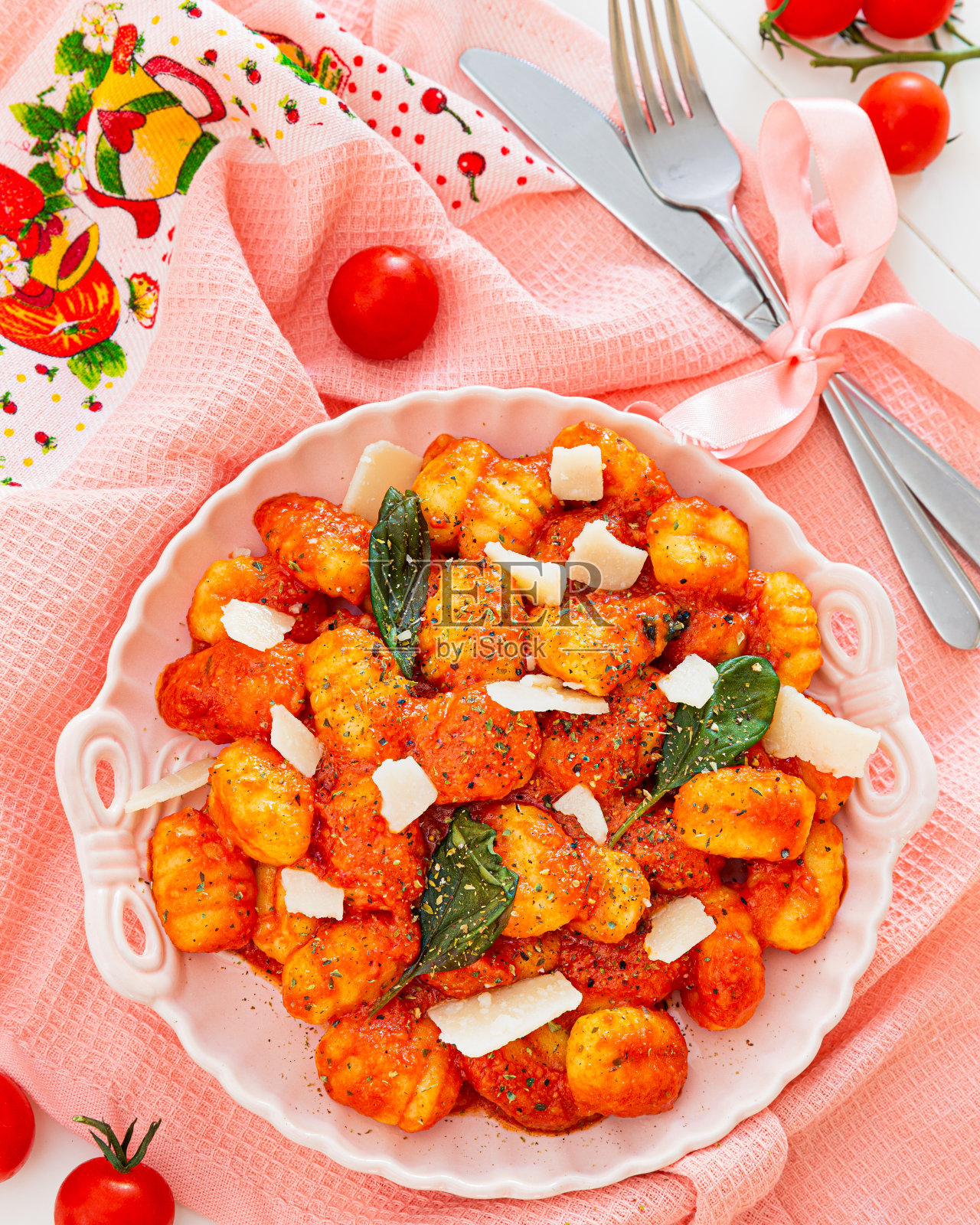 自制汤圆配上番茄，罗勒，帕尔马干酪，放在白色的古董盘子里，柔和的桌布上，还有餐具。美食广告海报横幅。照片摄影图片