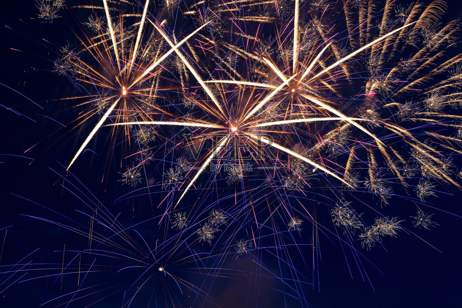 夜空中五彩缤纷的烟花。节日的烟火。的背景图片。照片摄影图片