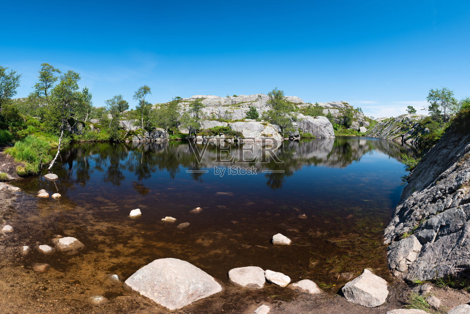 讲坛石(布道石)周围地区清澈的镜面般的山湖照片摄影图片