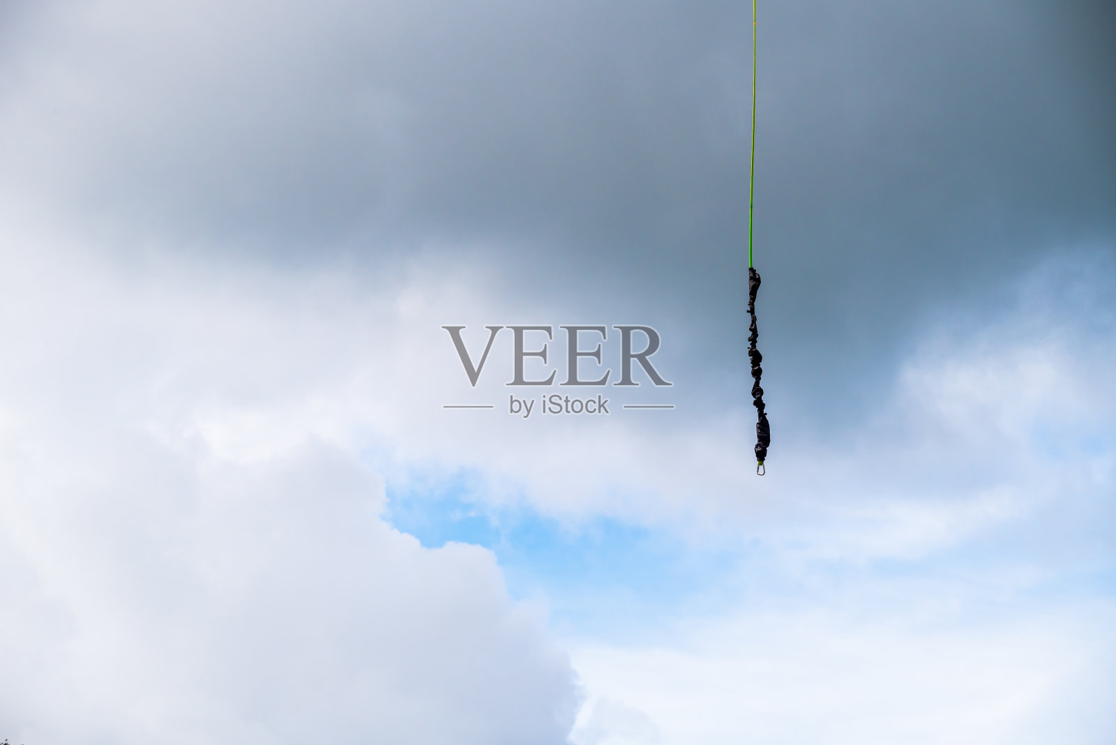 在拉脱维亚的尤尔马拉，斯洛卡，蓝天白云的背景下，悬挂着一个跳绳架。照片摄影图片