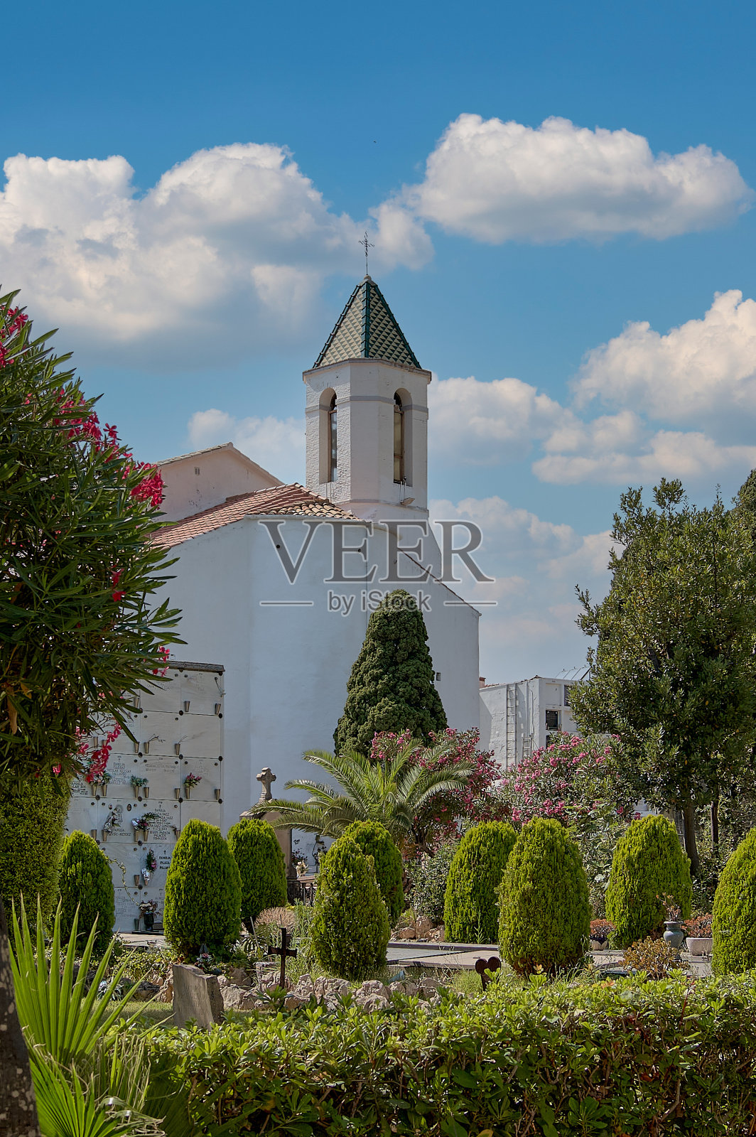 锡切斯的圣地，带有壁龛和美丽的教堂背景照片摄影图片