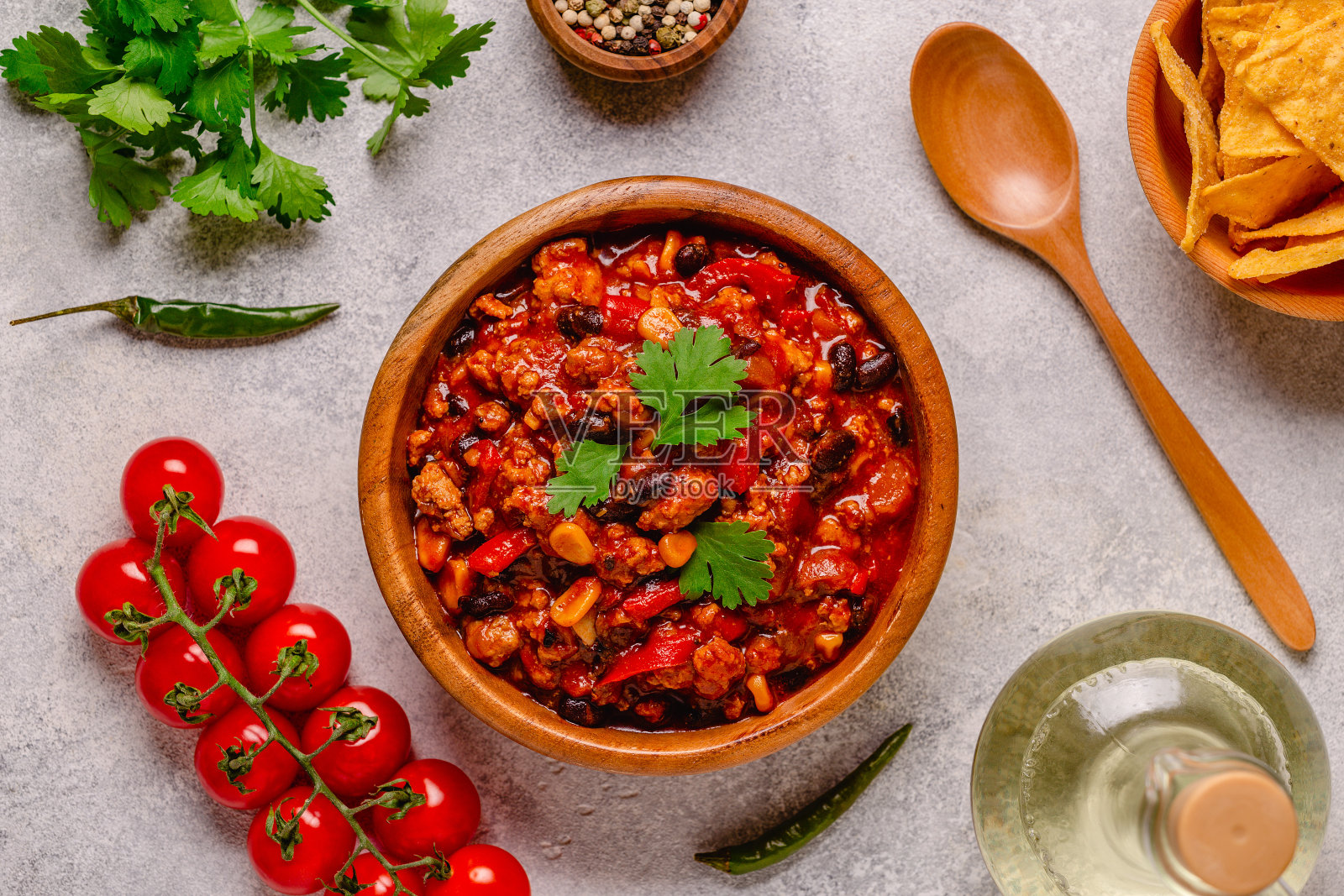 灰色背景的墨西哥肉酱。照片摄影图片