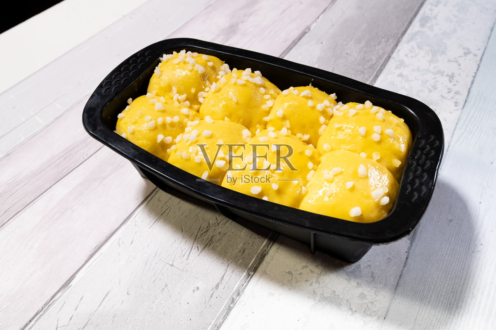 在放入烤箱之前，将奶油和糖放入硅胶模具中照片摄影图片