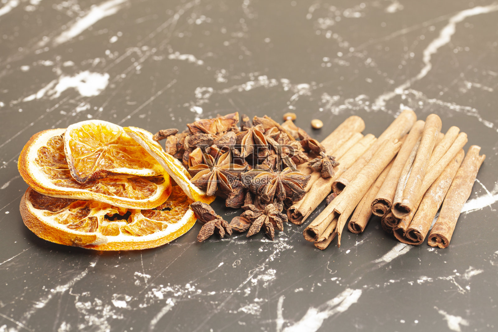 肉桂棒，干橙子和八角星照片摄影图片