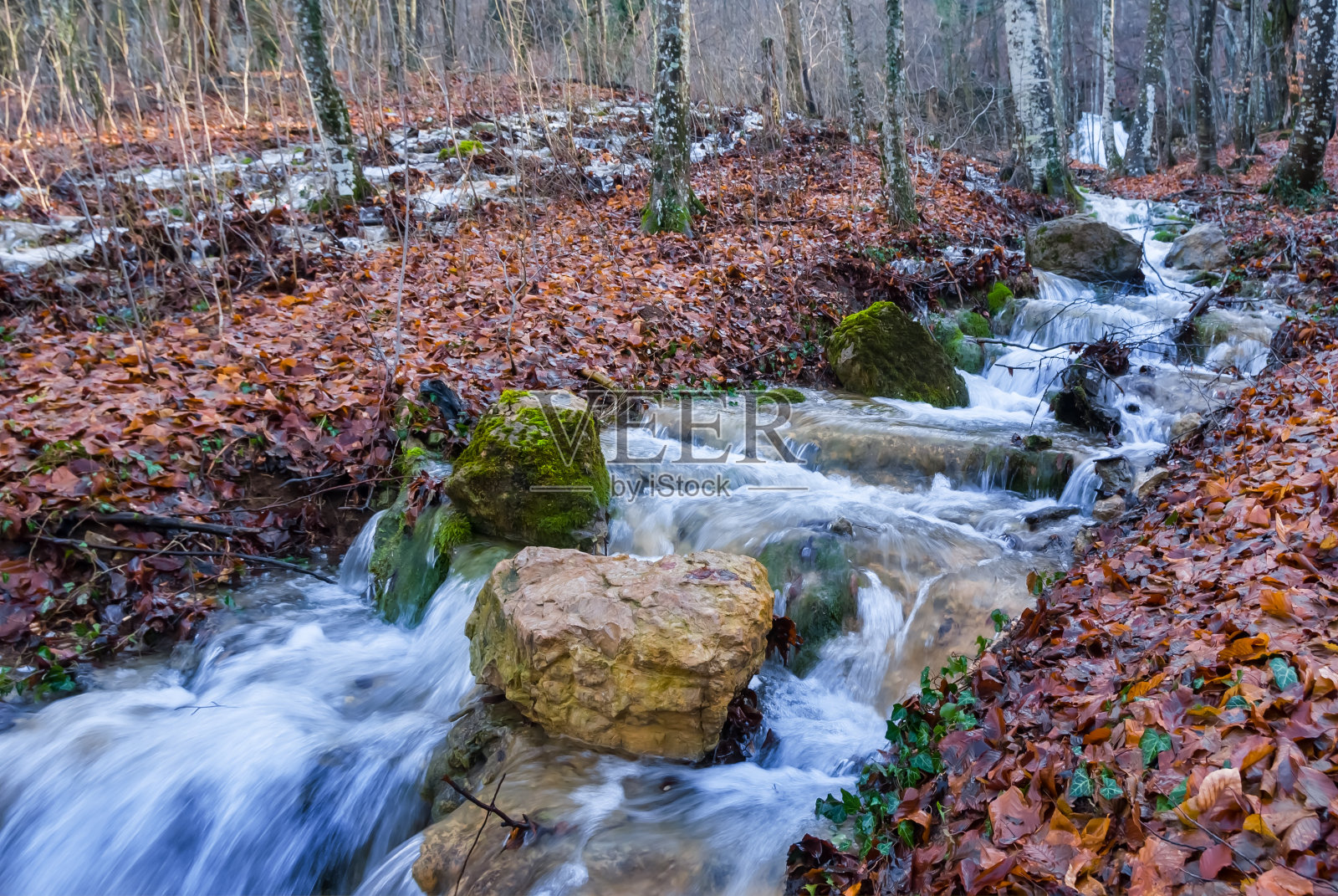 小河奔流穿过高山峡谷，秋日自然山河背景照片摄影图片