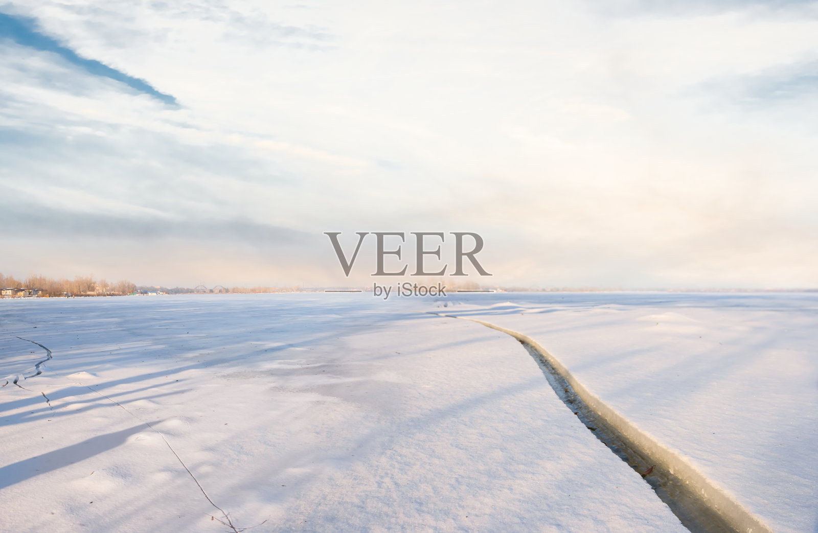 夕阳下被雪覆盖的玫瑰河照片摄影图片