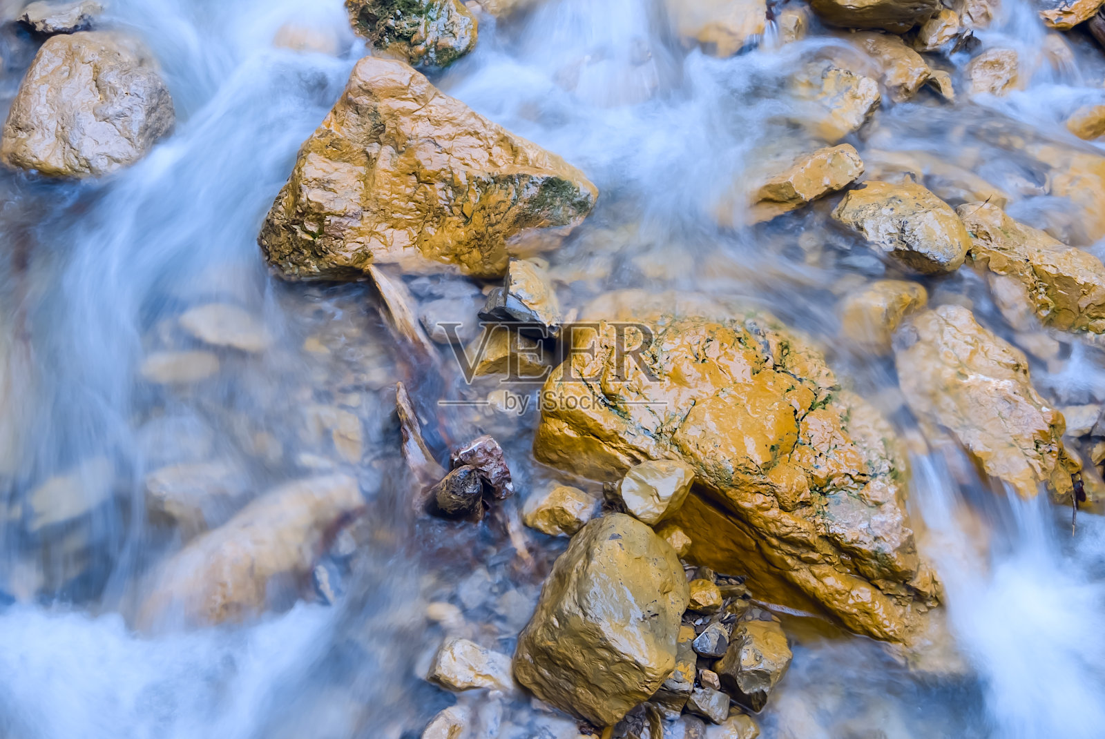 特写:山河在石头上奔流照片摄影图片