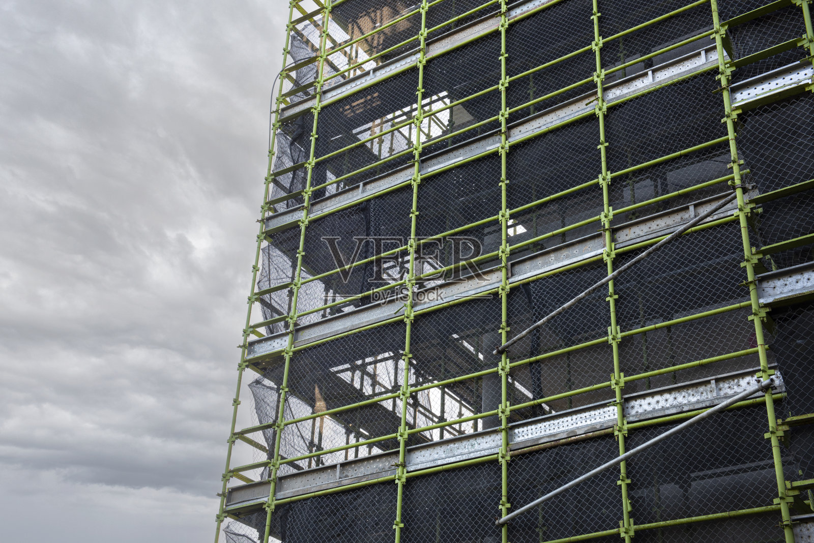 多云天气下搭建脚手架照片摄影图片