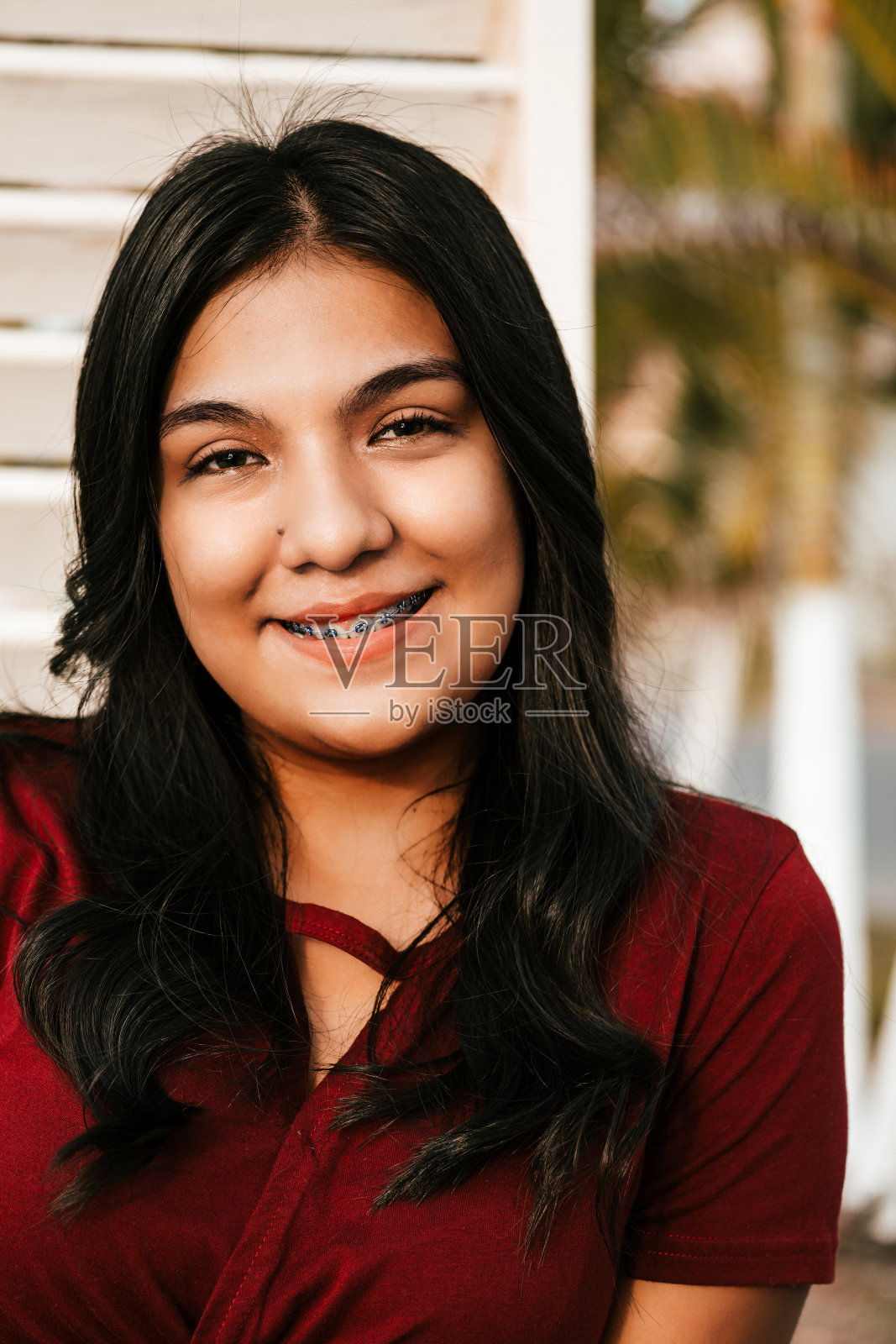 一个拉丁女孩看相机的特写肖像。照片摄影图片