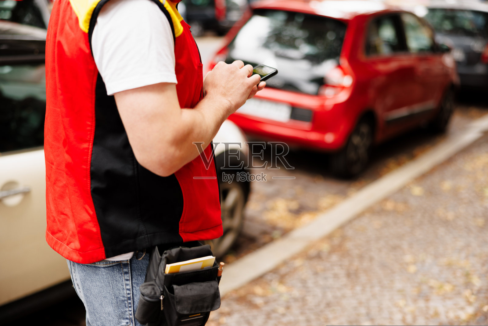 快递员正在电话中查找准确的地址，以便能够投递包裹照片摄影图片