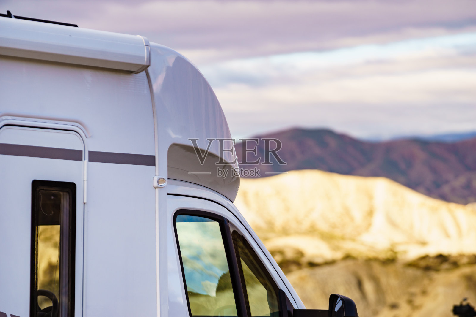 西班牙塔伯纳斯沙漠中的大篷车照片摄影图片