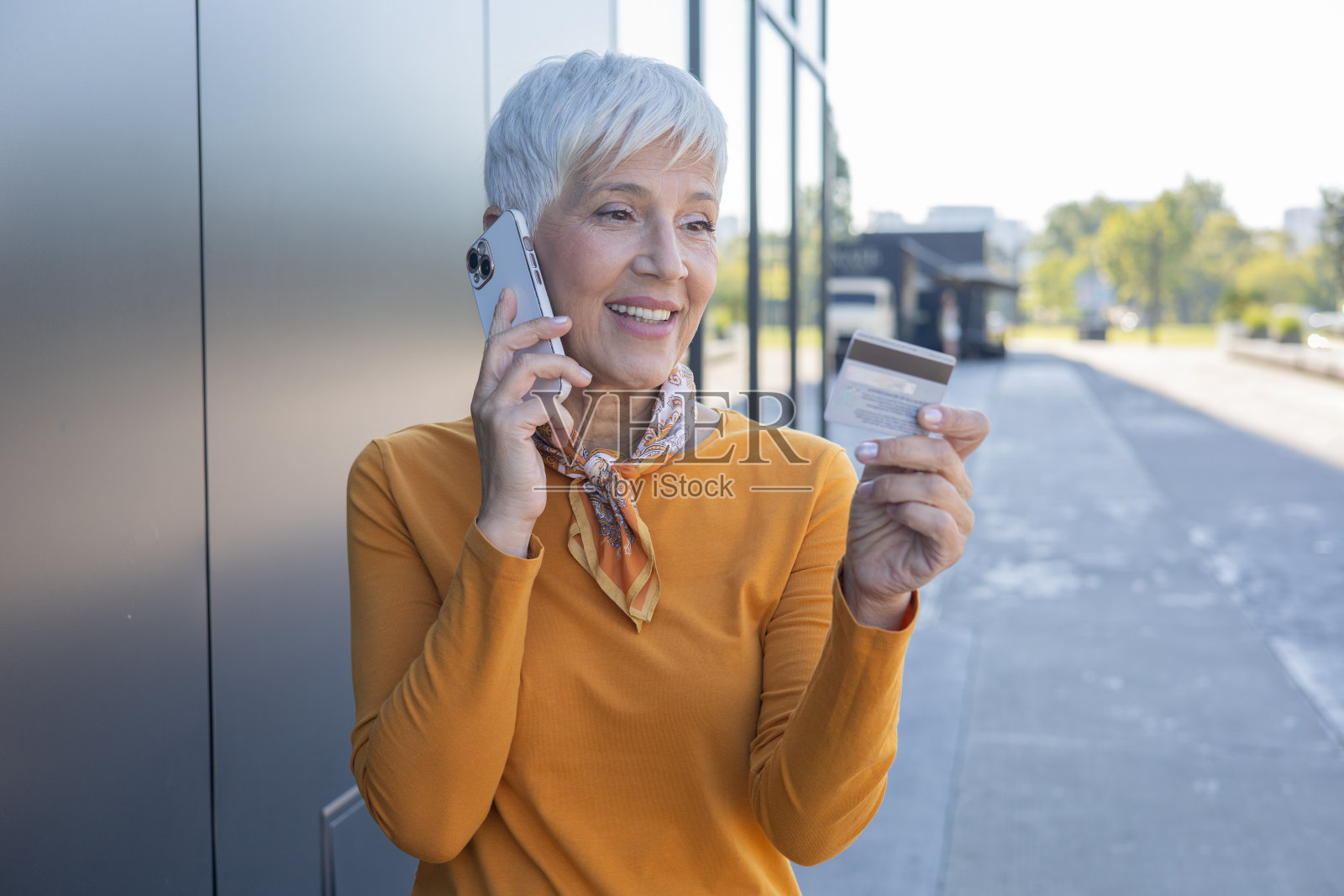 年长的女人购物照片摄影图片