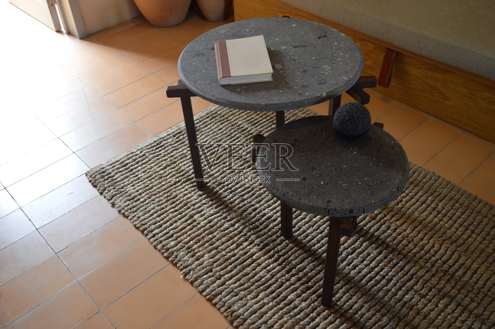 设计师侧或中心咖啡桌，顶部在天然石材，火山岩，采石场或水磨石照片摄影图片