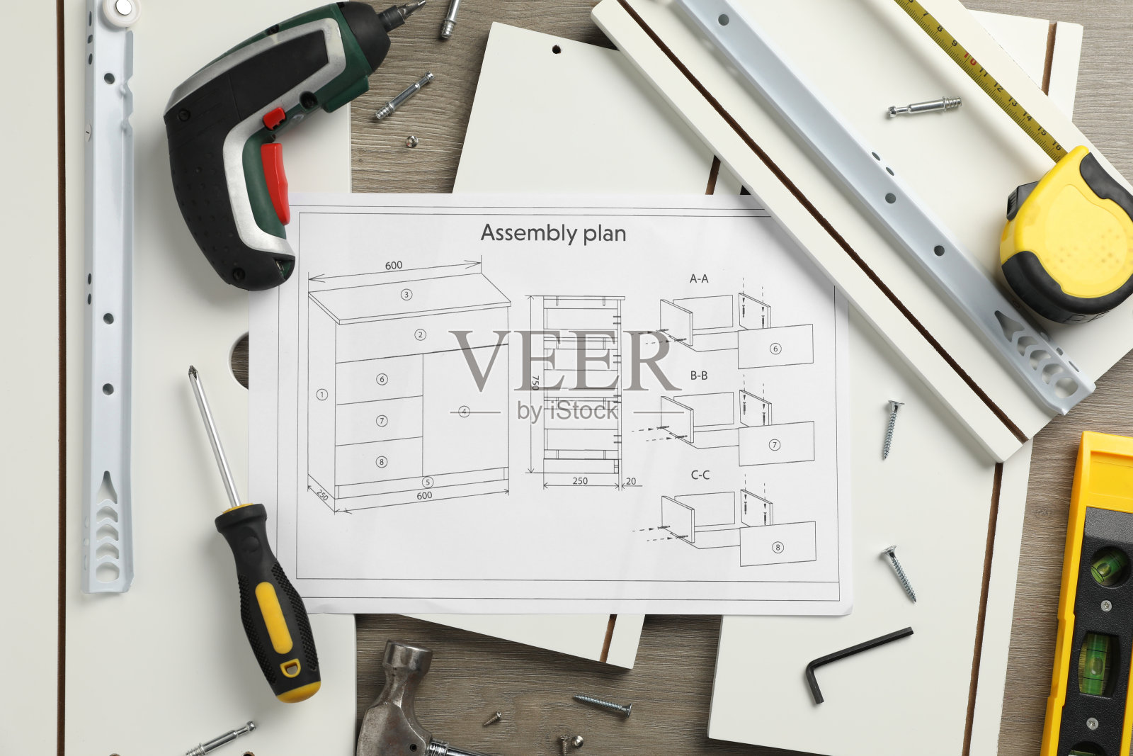 在木制背景上用家具部件和工具进行自组装的平铺组合照片摄影图片