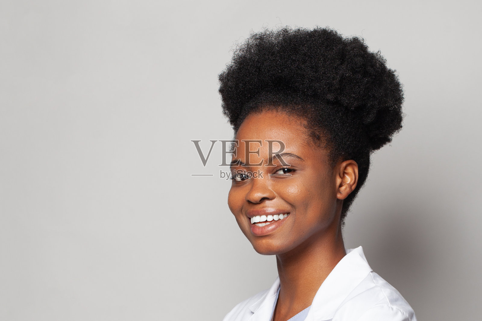 可爱快乐开朗微笑的年轻女子特写肖像照片摄影图片