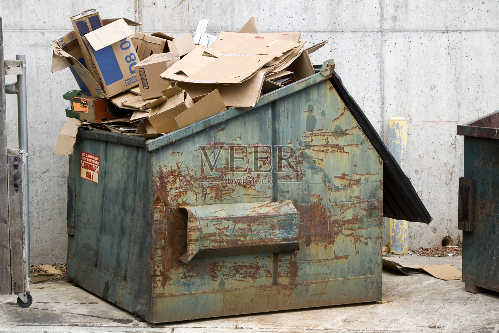 回收纸板的垃圾箱照片摄影图片