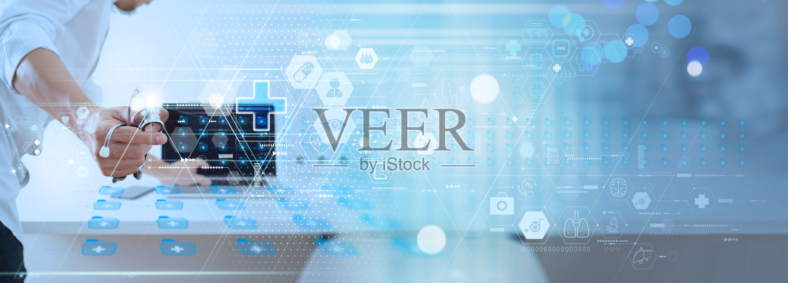 医疗保健和医疗。医生用笔记本电脑对病人进行医疗和诊断，显示蓝十字。数字医疗与全球网络连接和数据研究概念。照片摄影图片