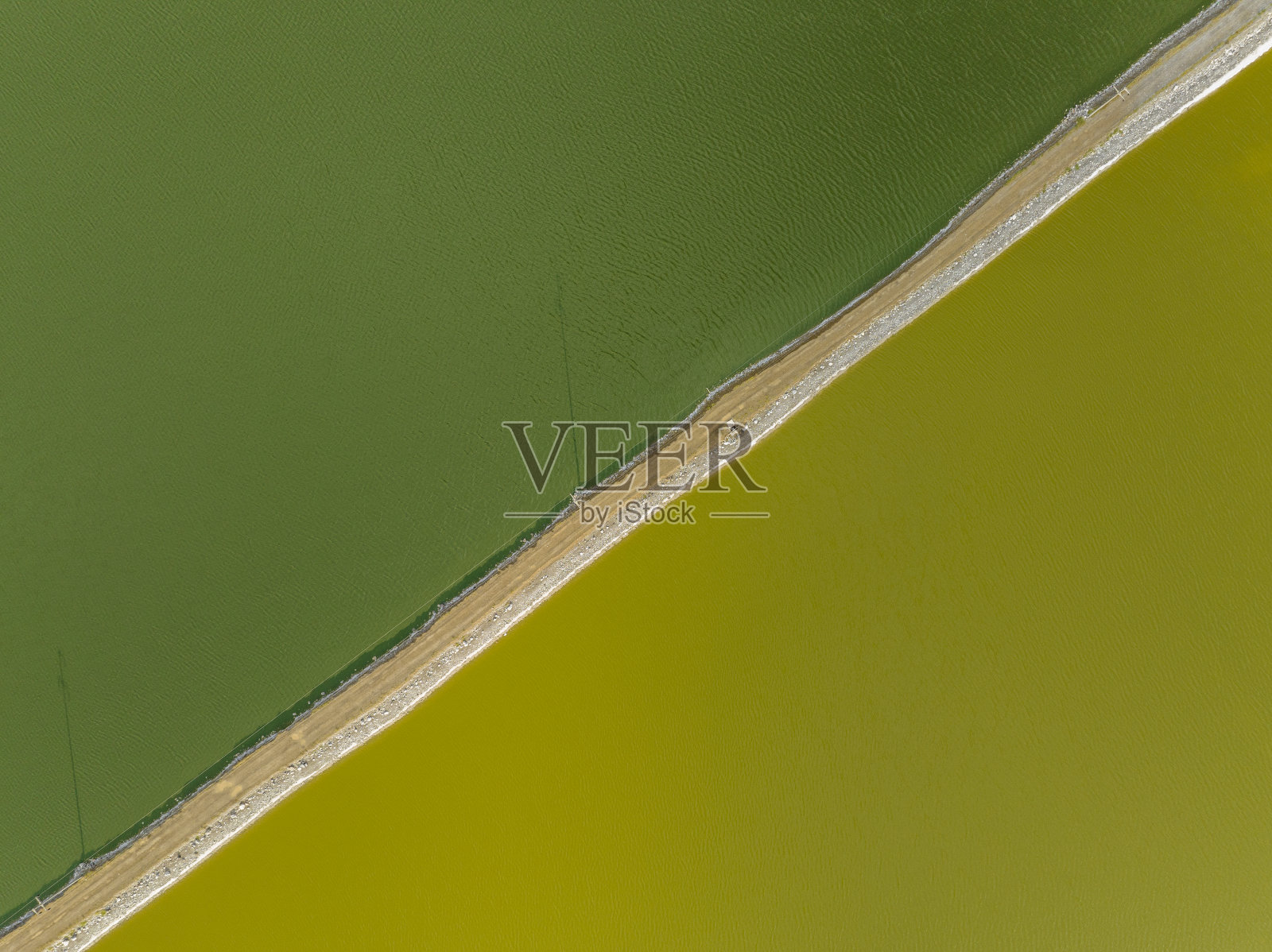 五彩缤纷的盐湖照片摄影图片